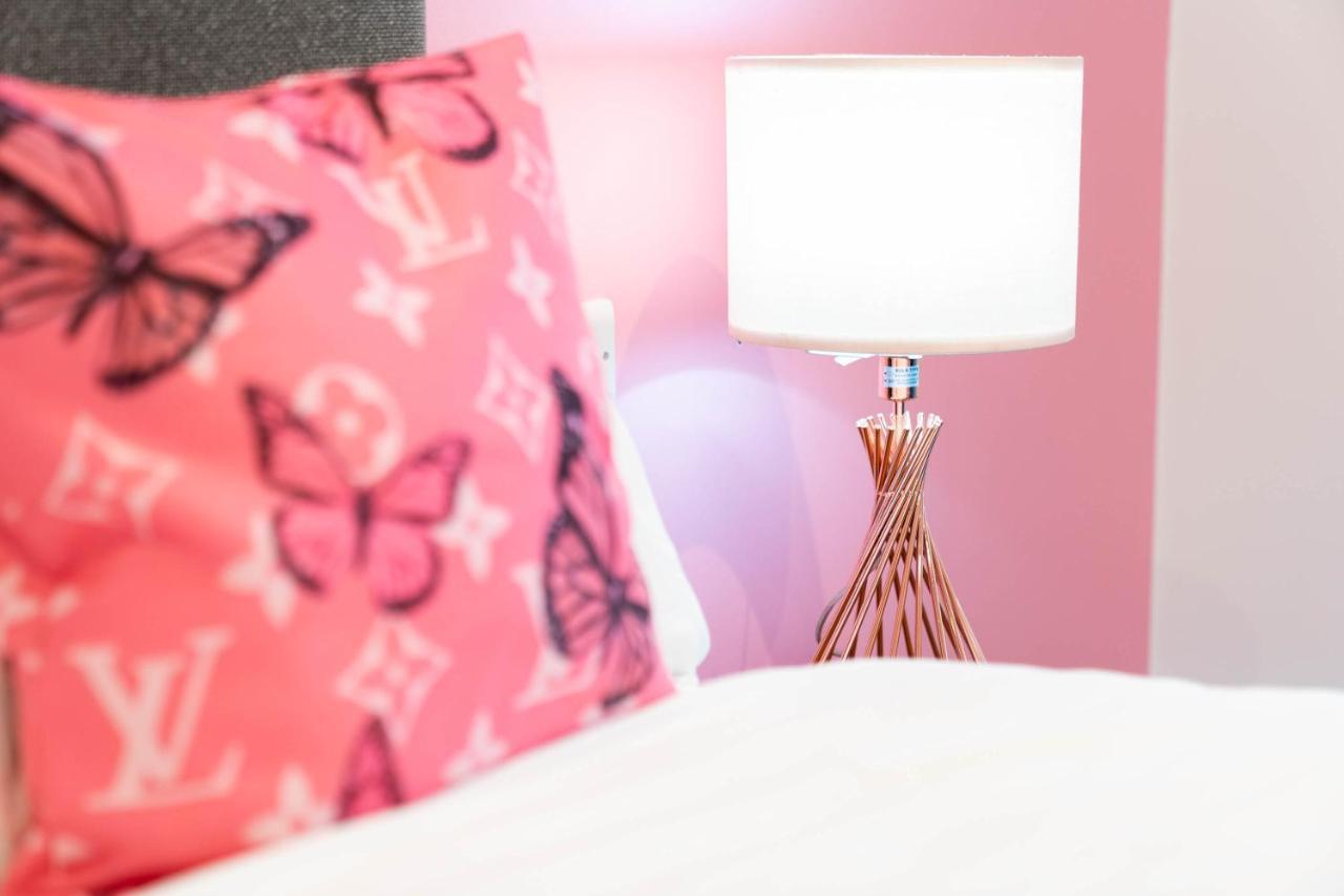 Maevela Apartments ☆ Pink Luxury Apartment With Balcony - Birmingham City Centre - 5 Min Walk From Bullring, Cube, Mailbox, New Street Station - Free Netflix & Wifi Buitenkant foto