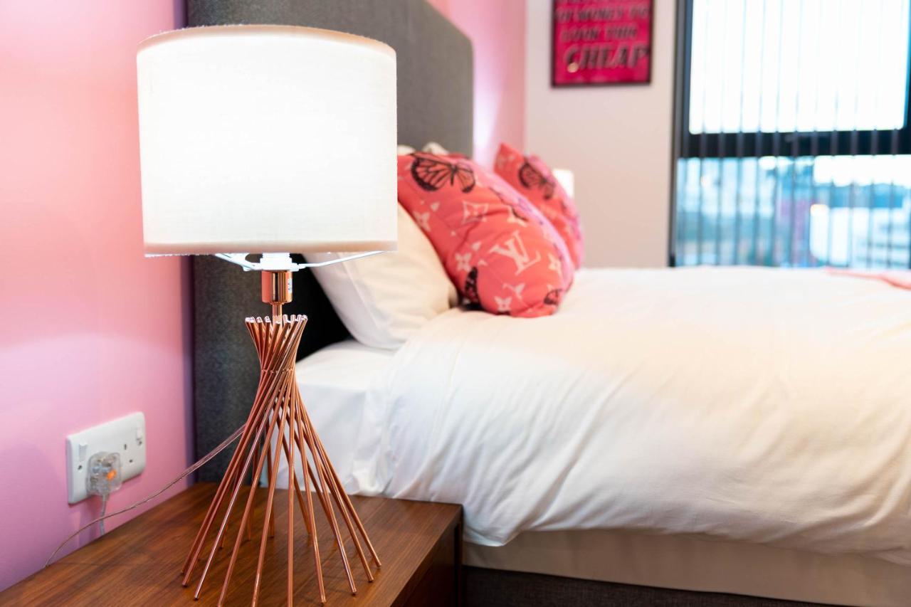 Maevela Apartments ☆ Pink Luxury Apartment With Balcony - Birmingham City Centre - 5 Min Walk From Bullring, Cube, Mailbox, New Street Station - Free Netflix & Wifi Buitenkant foto